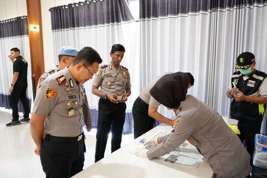 Kapolres Situbondo Jalani Tes Urine Bersama Pejabat Utama dan Kapolsek