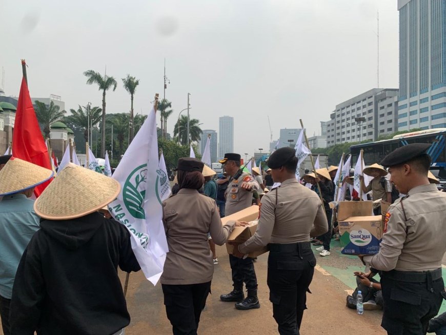 Aksi Humanis, Polisi Bagikan Konsumsi kepada Massa Demonstrasi di DPR